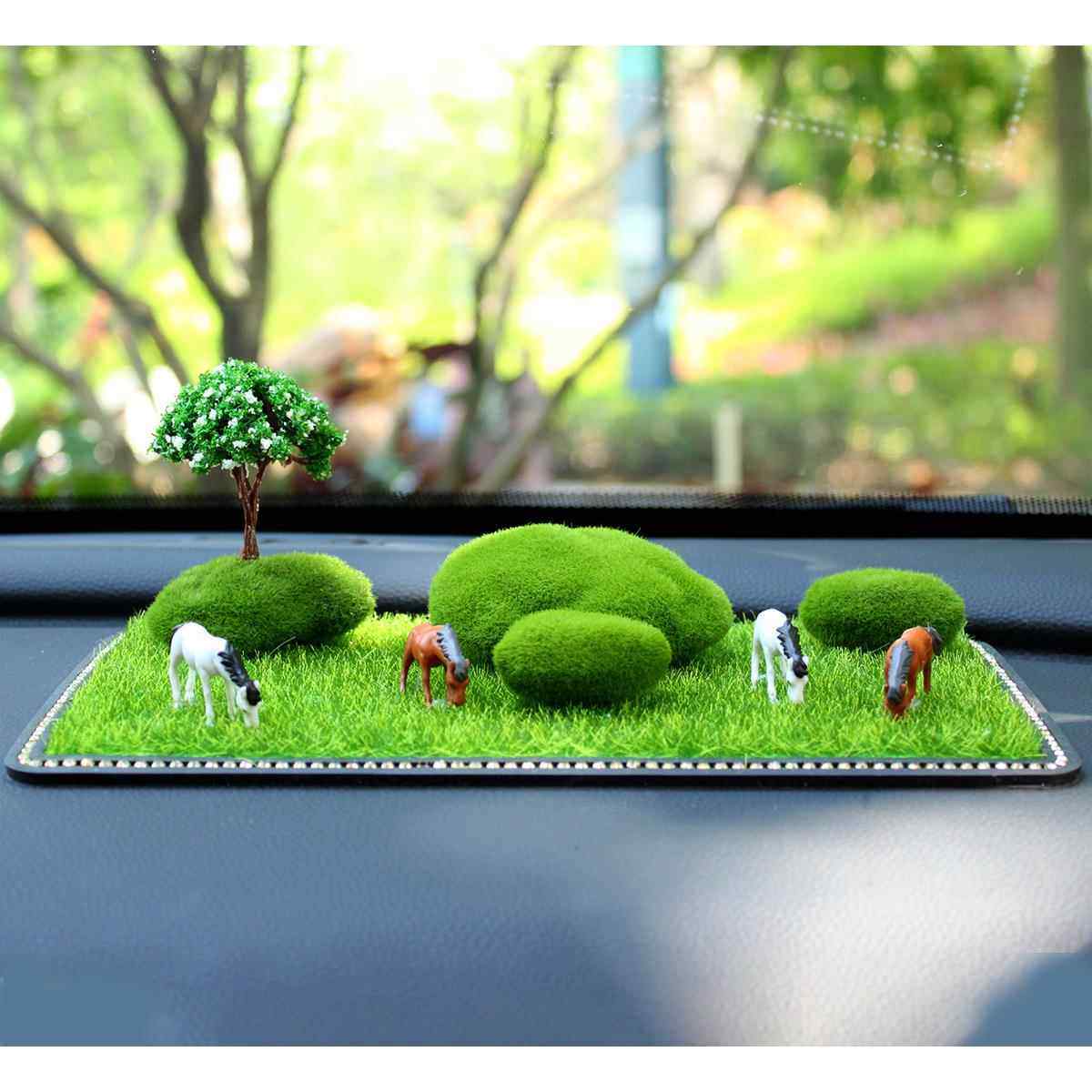 创意汽车摆件新款高档网红车内饰品可爱小动物中控台防滑垫套装