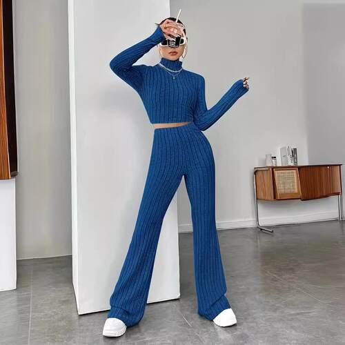 Knitted long sleeved suit with sweatshirt and long pants