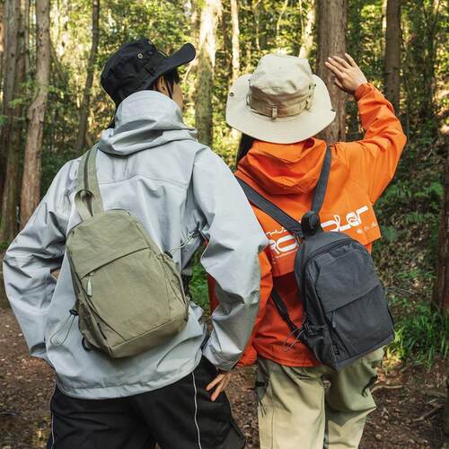 适合出门旅游背的包山系机能小背包男新款时尚户外胸包女百搭挎包