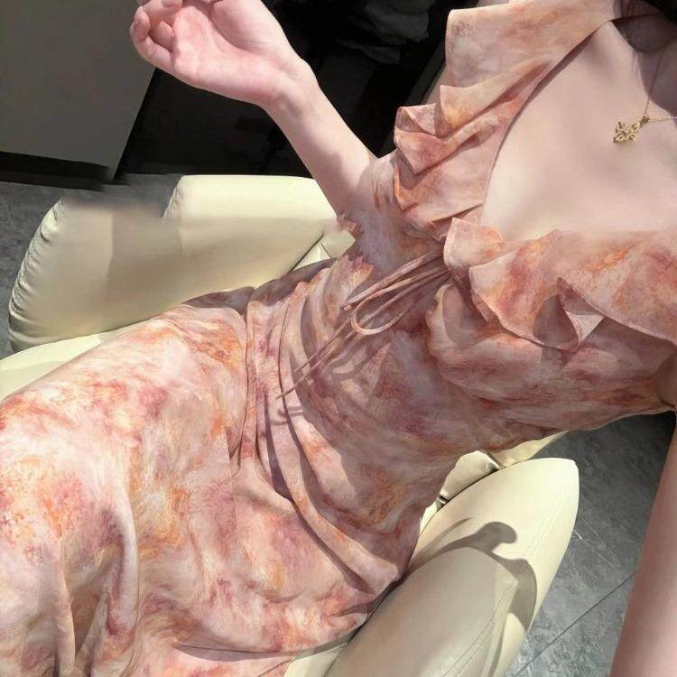 韩国2025夏新款茶歇粉色荷叶边碎花V领洋装绝美收腰显瘦长裙女
