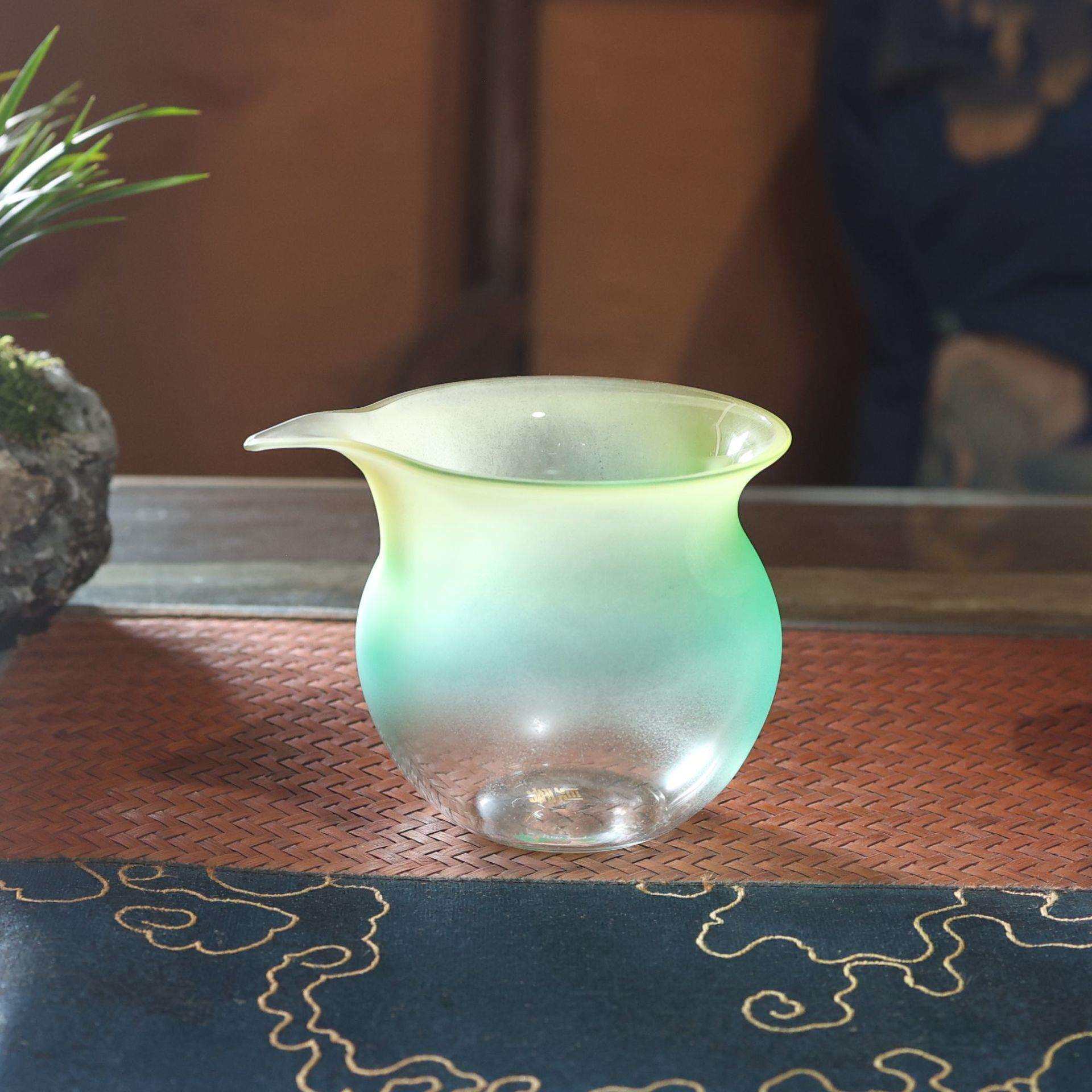 手持式渐变玻璃公杯无把手人体工学设计晶莹剔透茶席视觉焦点