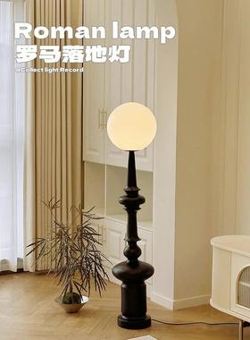 客厅入口电视柜旁的罗马柱式落地式大型装饰品创意艺术覆古高端装