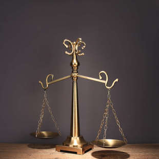 北欧现代轻奢铁艺电镀仿铜天平秤摆件 样板间会所家居饰品工艺品