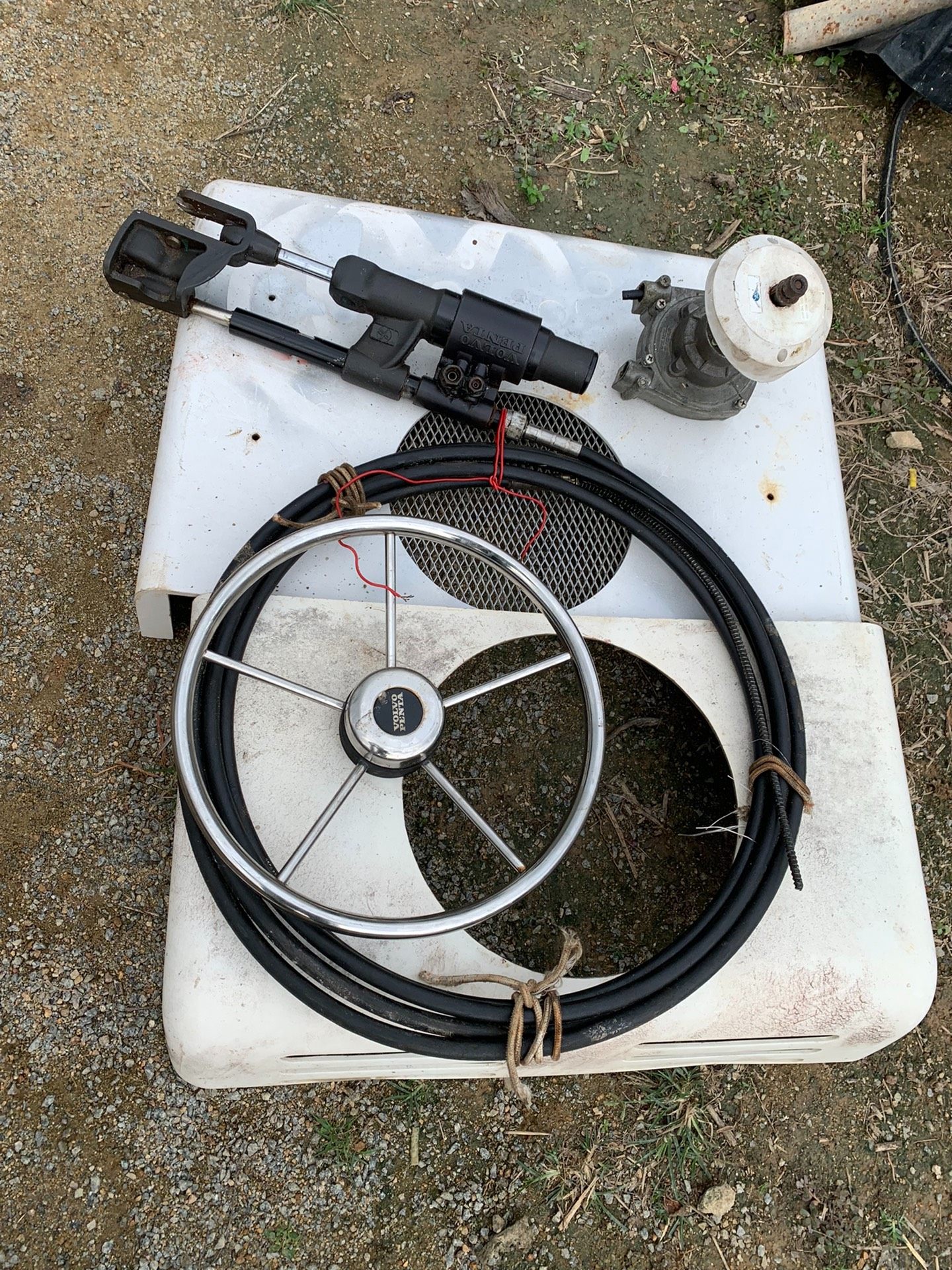 沃尔沃船用机械方向机一套。就图片内的东西。绳长有6.8米左右