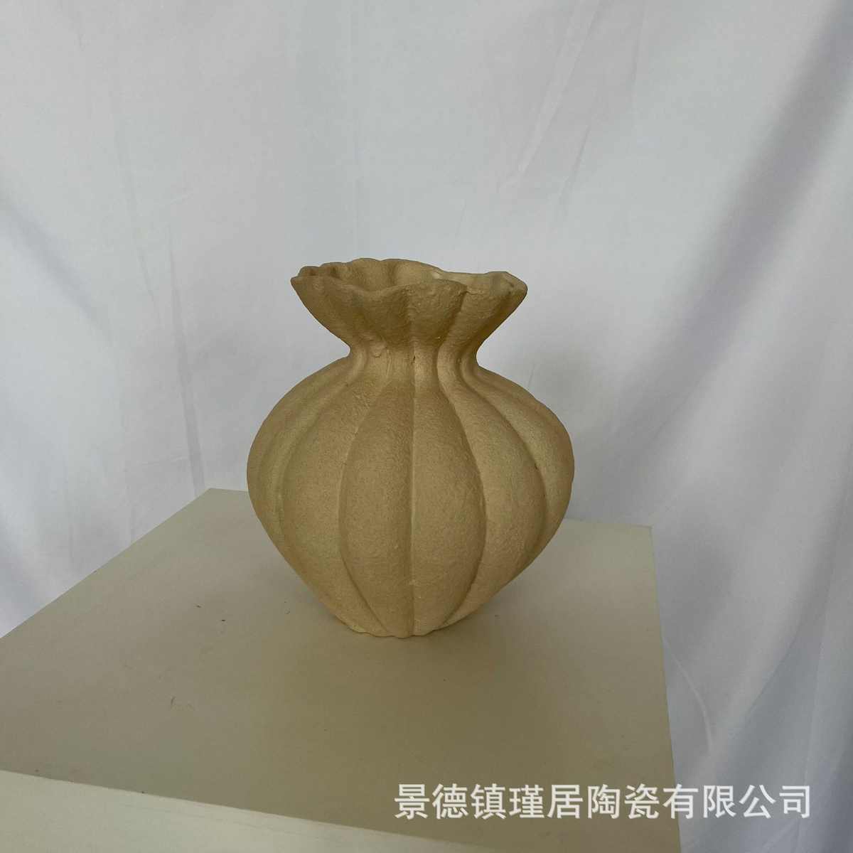 厂家直销设计师设计款异形创意陶瓷花瓶米黄色花边口南瓜软装搭配