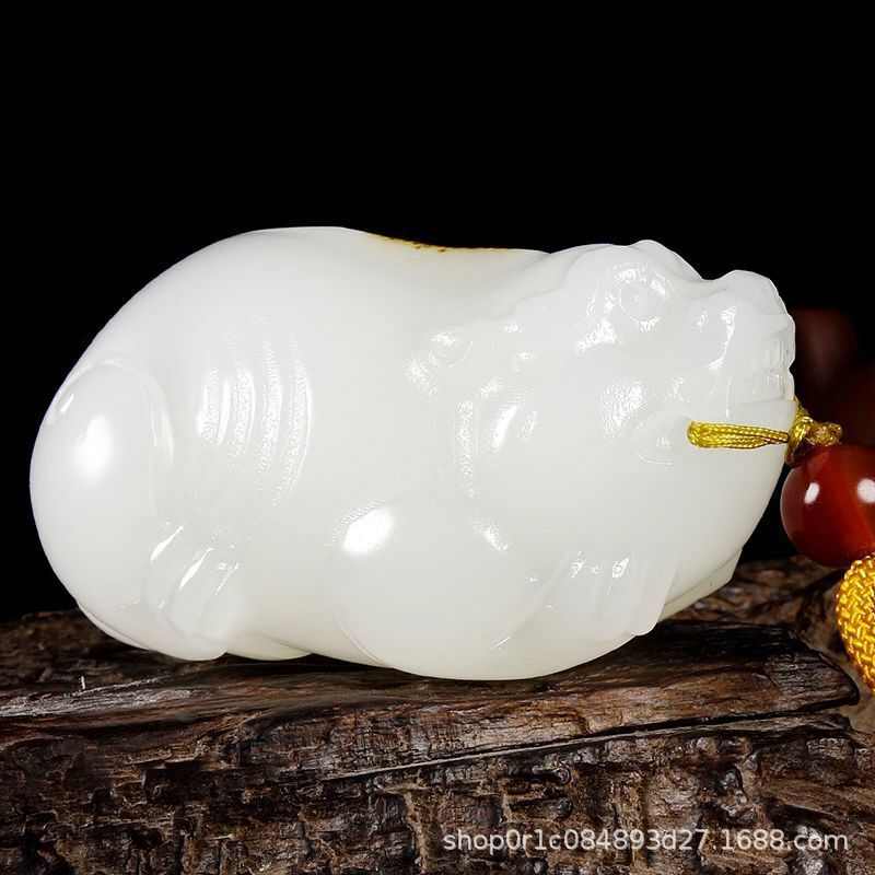 貔貅手把件白玉俏色玉石皮休手抓件阿富汗玉貔貅手玩件男女把玩件