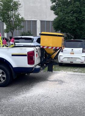 市政公路冬季除冰化雪用的电动融雪剂撒布机SNDC-500融雪剂撒盐机