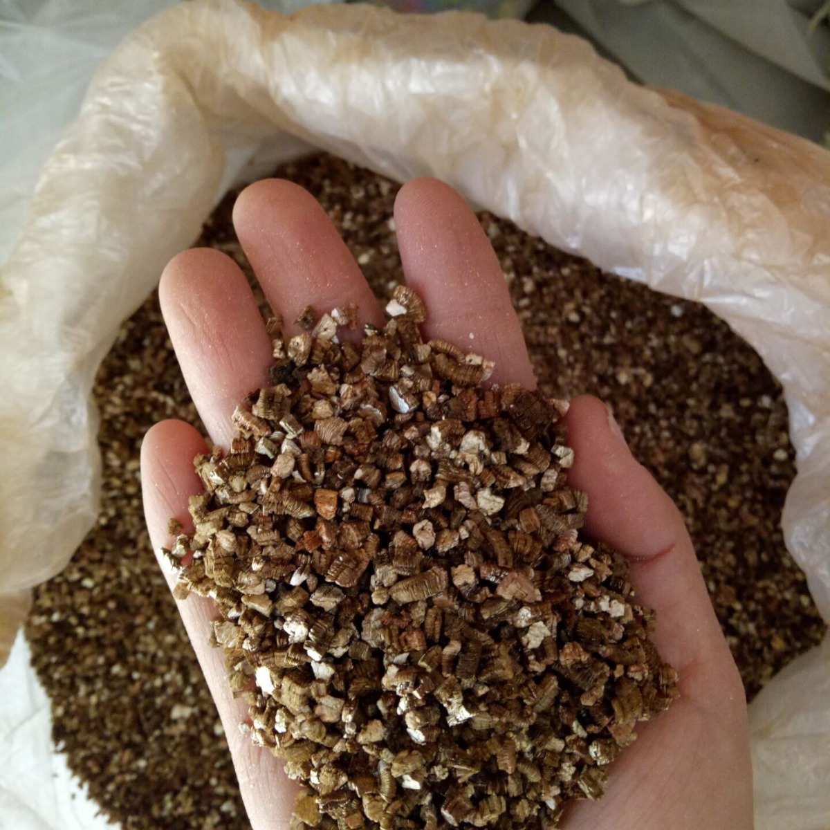 批发膨胀蛭石1-3毫米2-4毫米3-5毫米蛭石粉园艺基质保湿透气蛭石