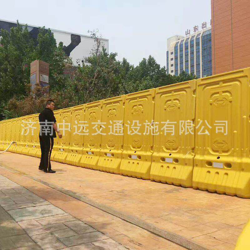 青岛纯原料注水围挡厂家采用耐寒耐热高密度聚乙烯塑料水马围挡