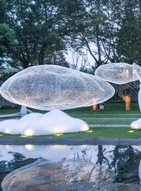 户外大型不锈钢镂空云朵雕塑公园风景区售楼玻璃纤维人物草坪装饰