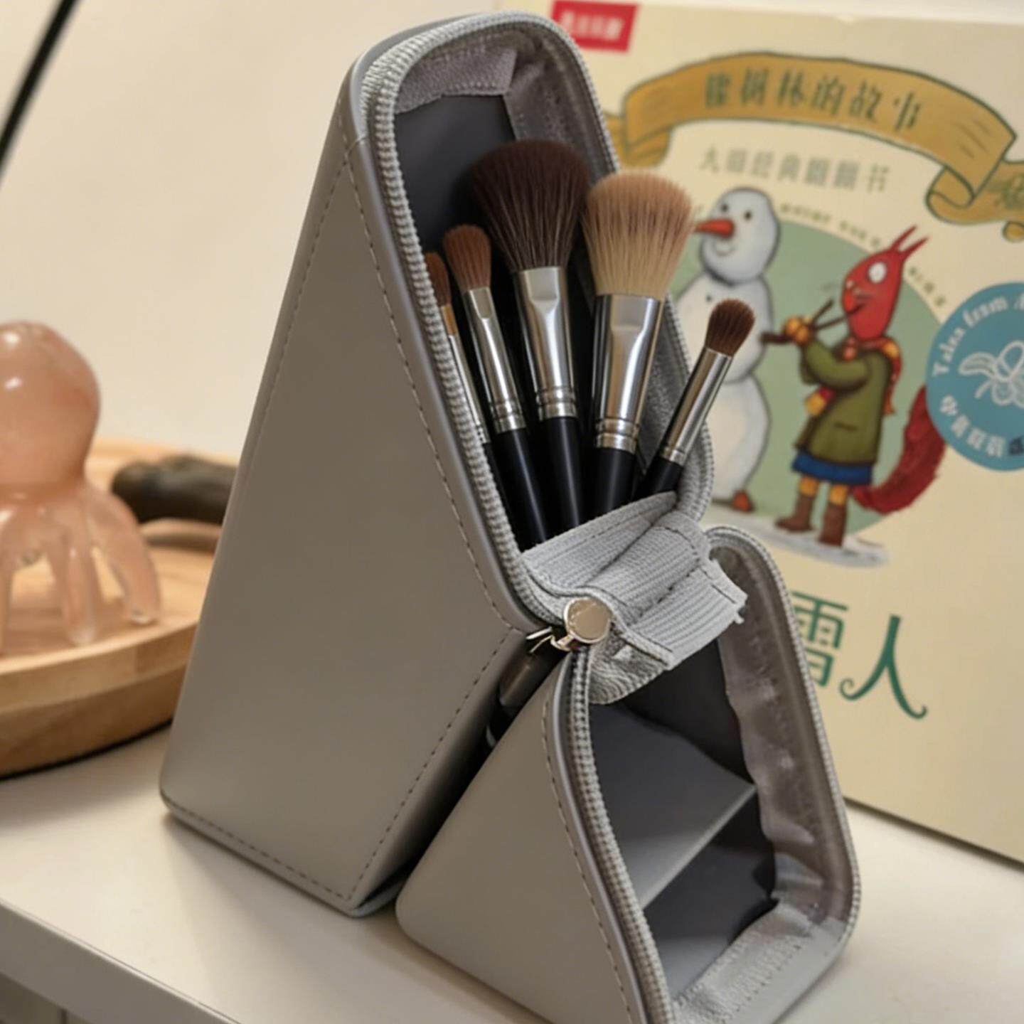 化妆刷收纳笔筒可携式三角斜插拉链式防尘矽胶开学旅游化妆品整理