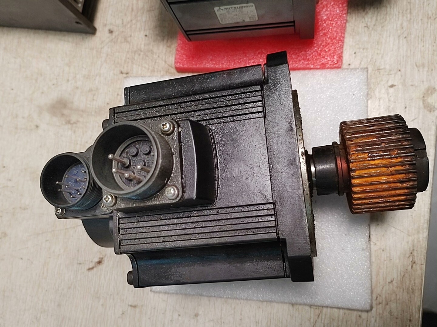 三菱伺服电机 HC-SFS102，功能完好，成色如图，质量保