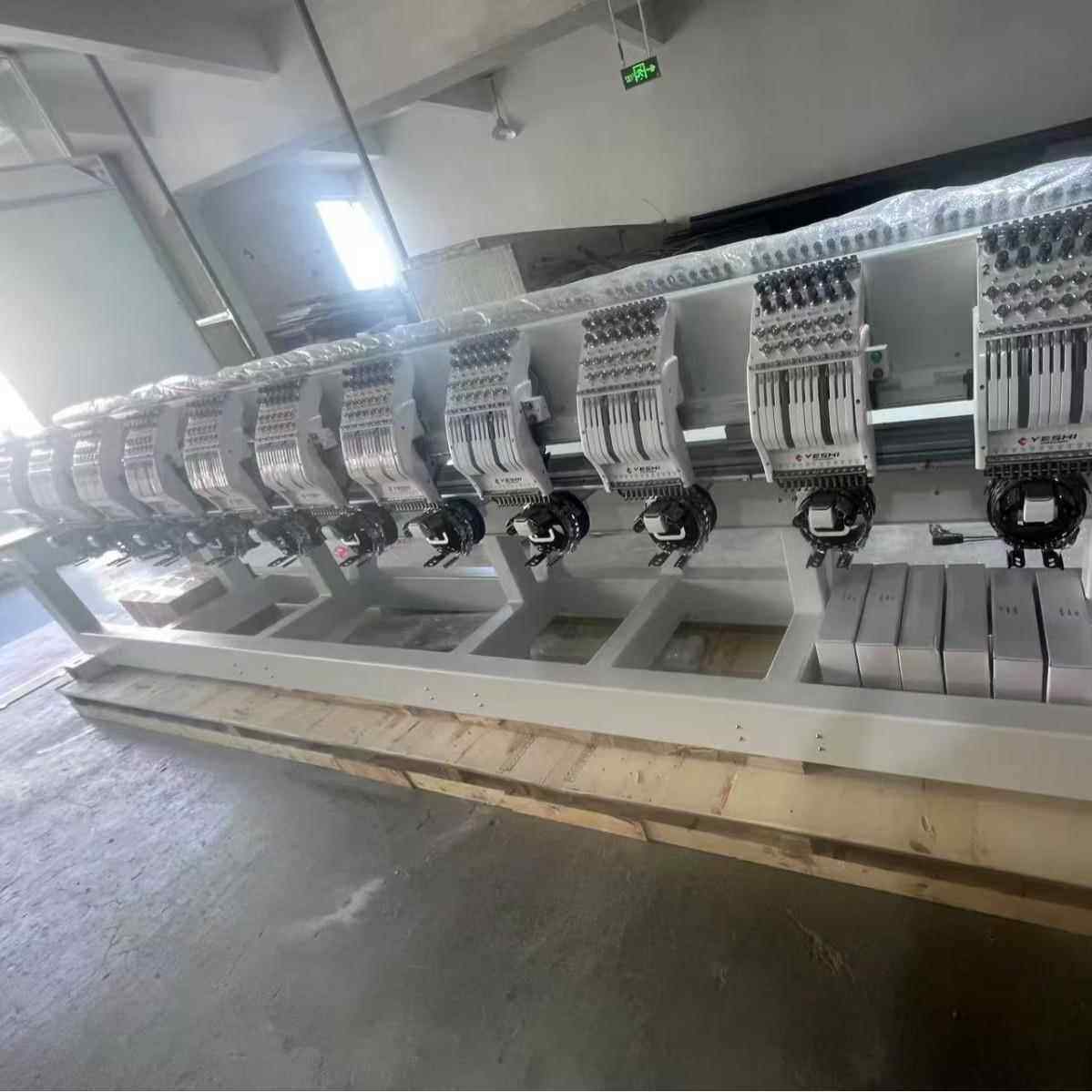 12头电脑绣花机12针成衣帽子个性化多头刺绣机高速12头电脑绣花