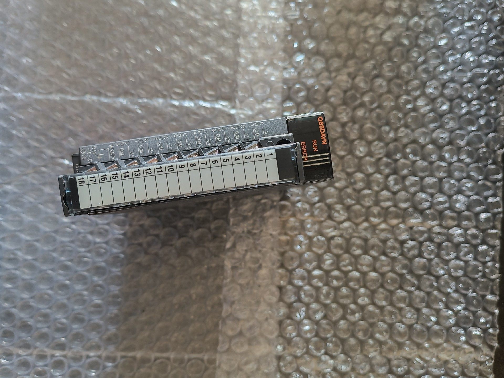 三菱 PLC模拟量输出 模块 Q68DAVN 实物图，基本全