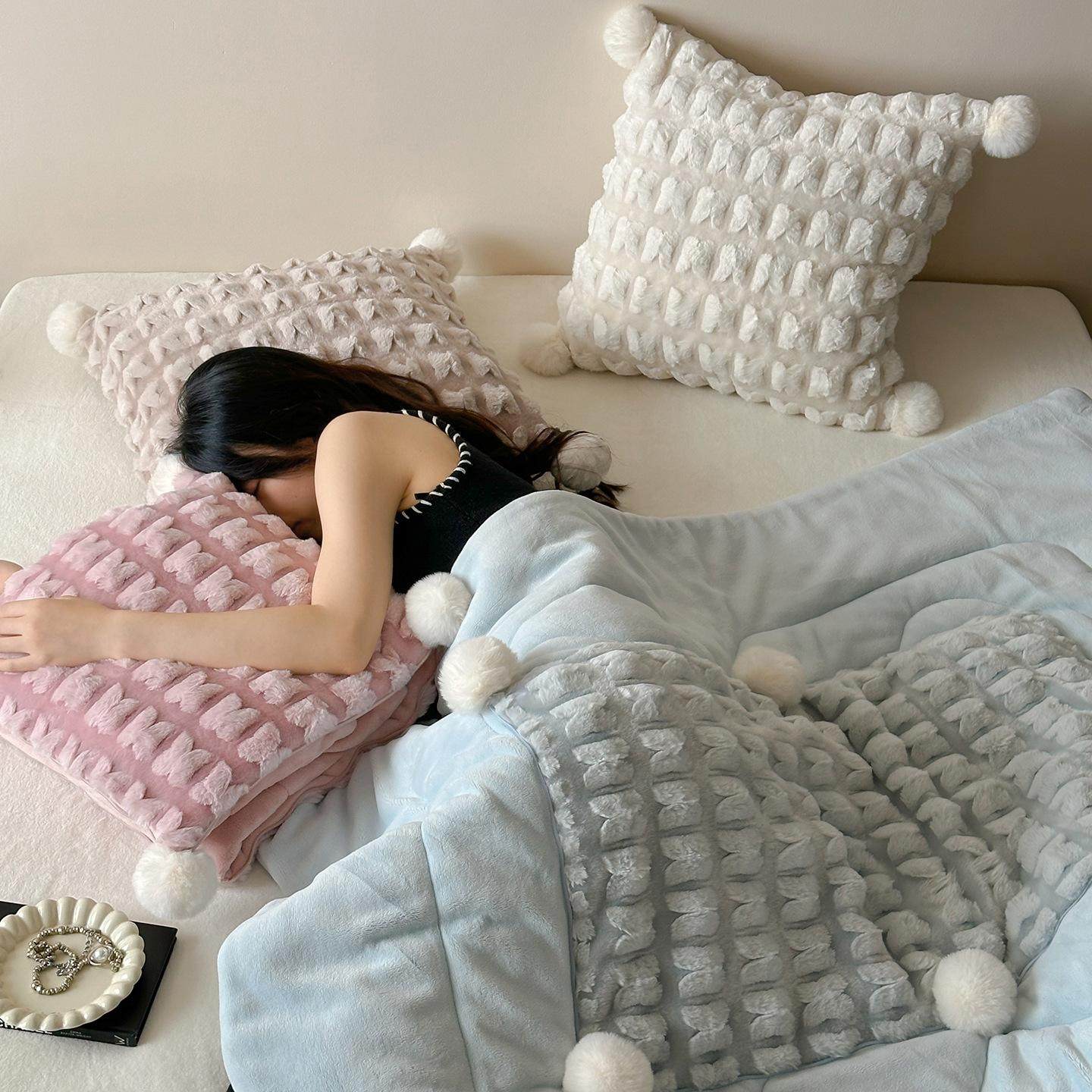 可爱沙发抱枕午休枕便携枕头被子暖绒多功能剪花蝶梦抱午休枕被,居家布艺,抱枕被,淘宝优惠券,粉丝福利购,淘宝优惠卷