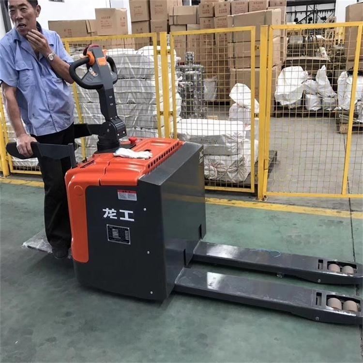 龙工3吨站驾式电动搬运车 车体稳当电控良好 仓储搬运一气呵成
