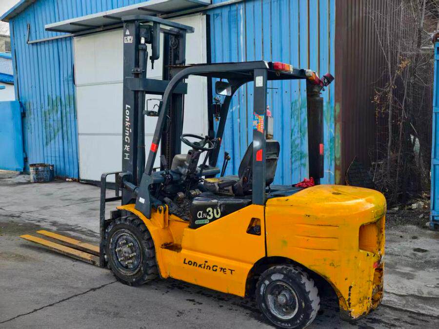 4月13日乌鲁木齐委托)-资产处置龙工叉车一台,载重3吨,起升4米门架,正常使用网络拍卖公告