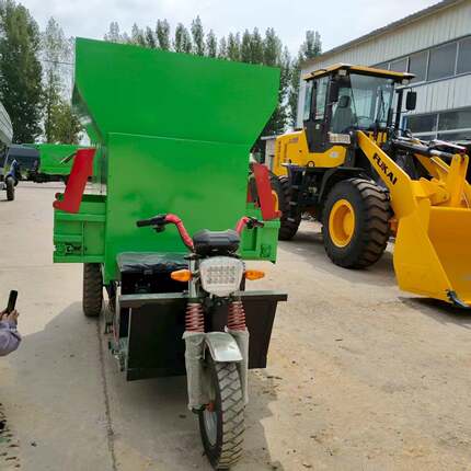 养殖设备饲料撒料车电动式牛羊喂料车3立方搅龙式投料机