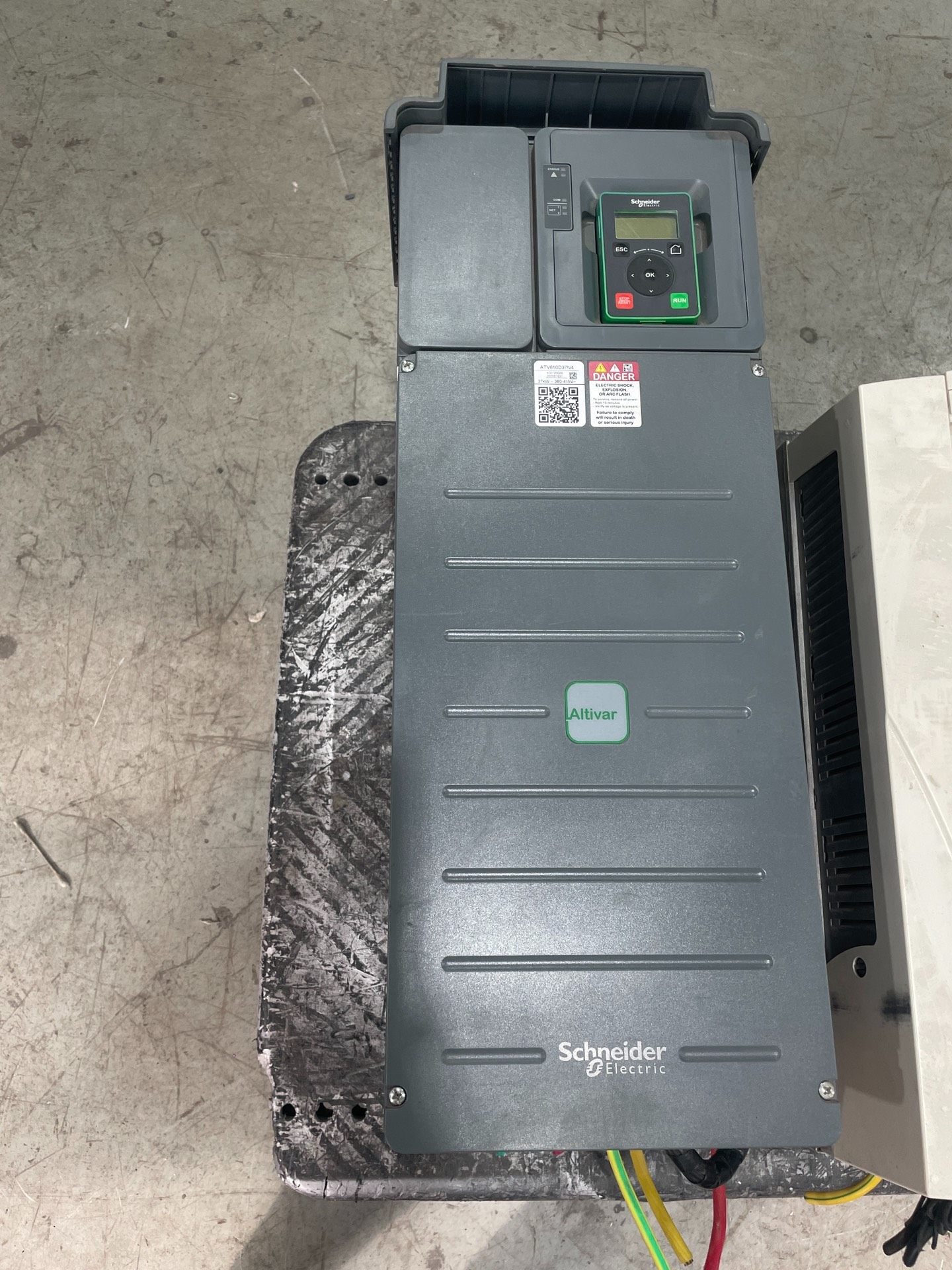 施耐德变频器ATV610D37N4，37KW，380V三相，