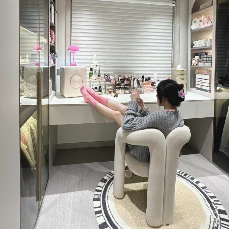奶油风化妆椅网红设计师靠背女生卧室高级感美甲服装店家用餐桌椅