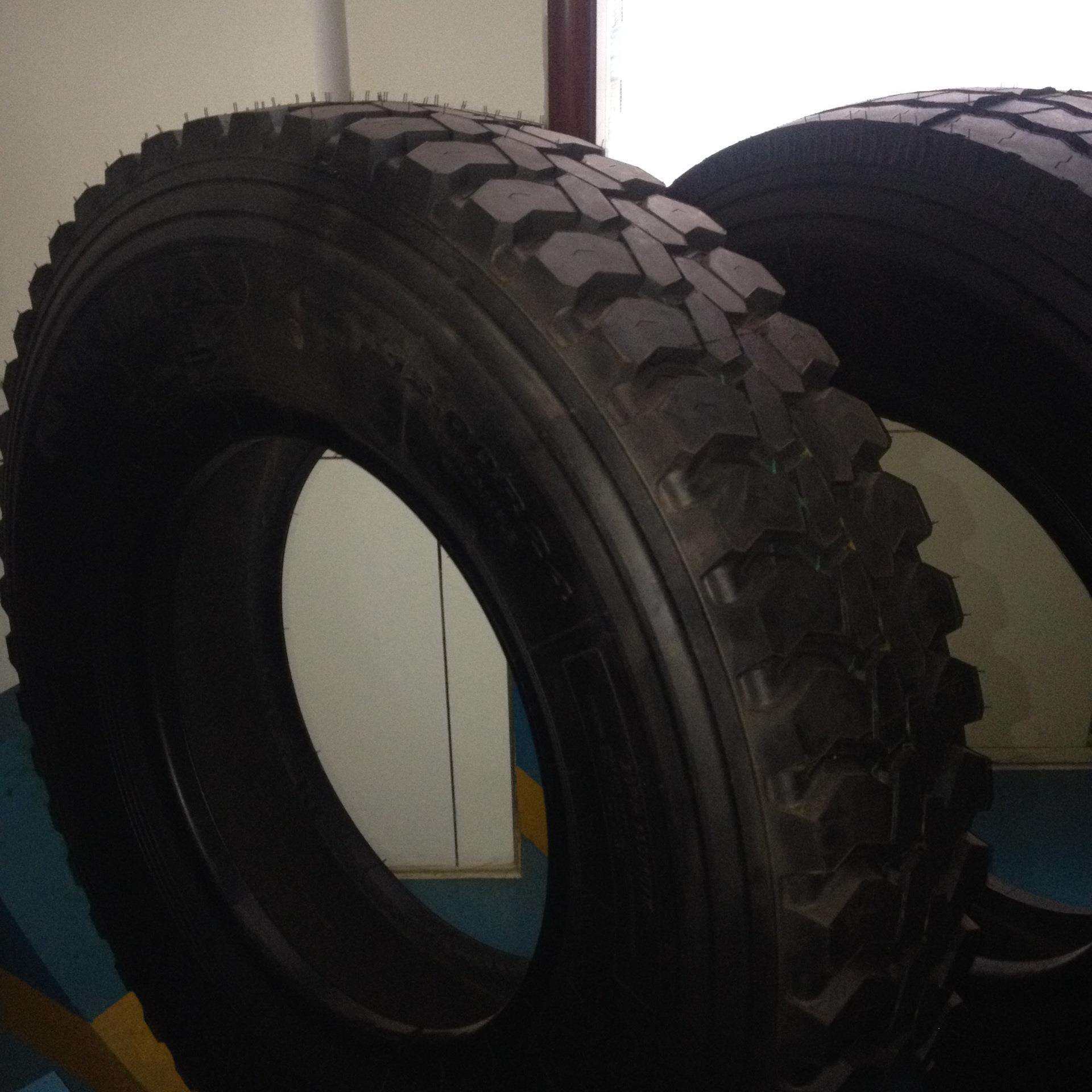 卡车轮胎 1200R24矿山花纹 载重子午线轮胎 优质耐磨 厂家直销