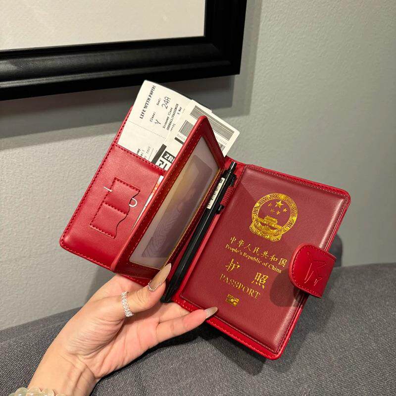 简约小众波多尔红护照夹多功能皮质出国旅行护照银行卡证件收纳包
