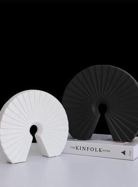 好看的摆件高端大气上档次摆件新中式轻奢古典黑白色扇形陶瓷样板