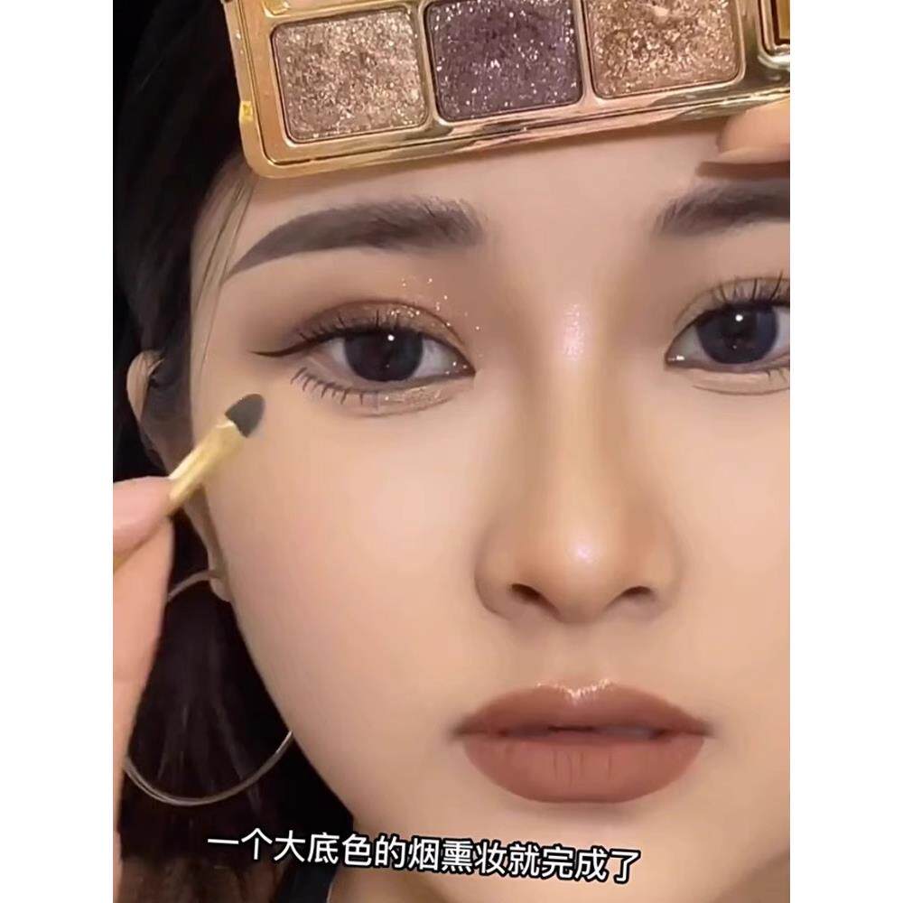 每日轻妆推荐三色眼影盘，珠光磨砂大地色，高光泽细闪，初学者正