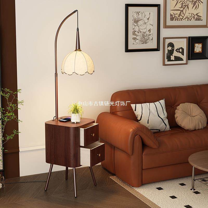 2026新款落地灯卧室床头柜一体台灯中古风客厅沙发落地抽屉灯