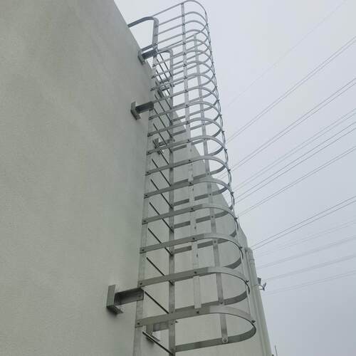 施工工地深井口护梯爬笼不锈钢安全防护笼扁铁组装式直爬梯