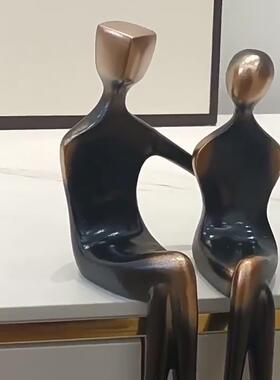 现代简约情侣人物艺术雕塑欧式家居书房柜边树脂工艺品坐桌边摆件