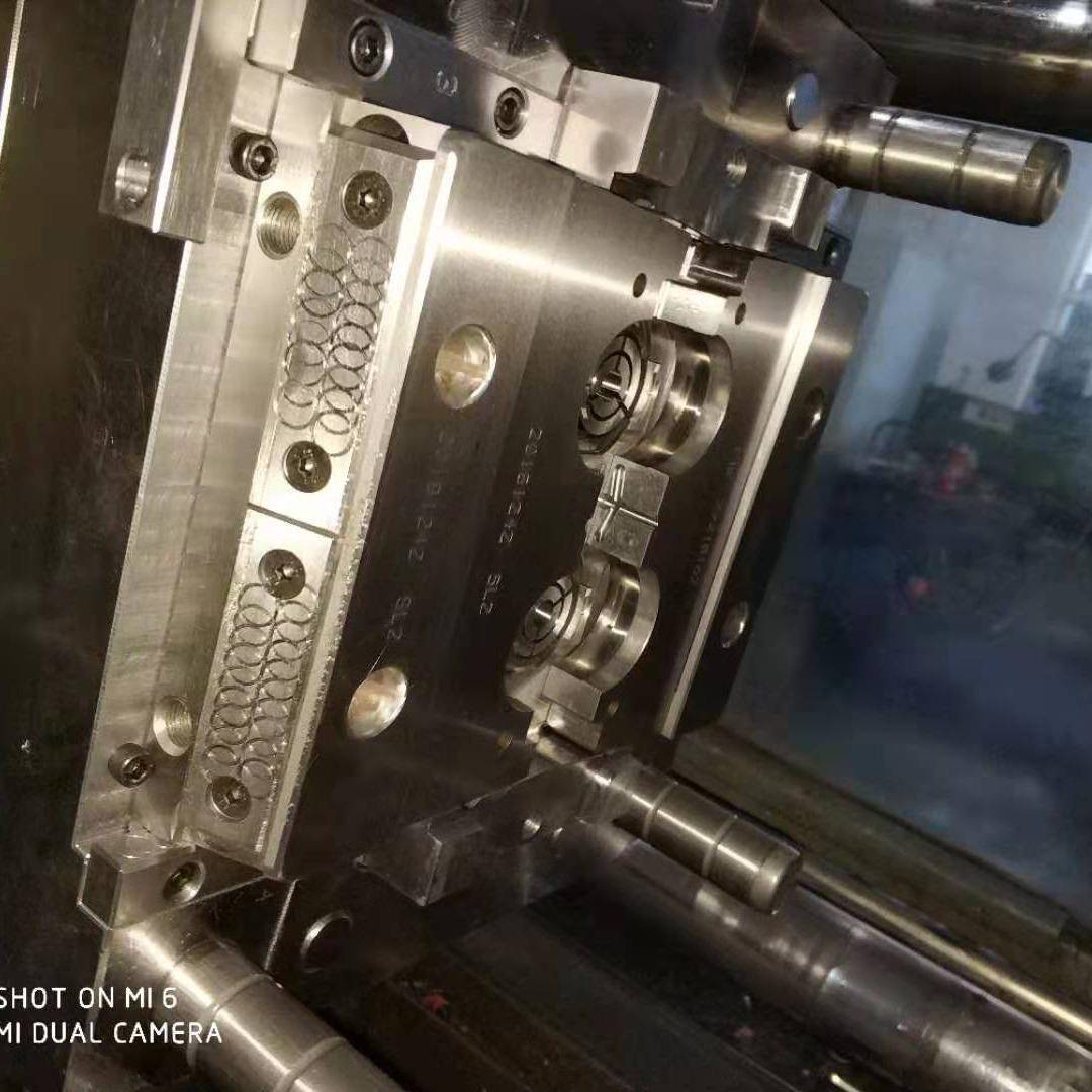 提供塑料衣架成型加工 模具镜面抛光 皮纹加工 手板打样 印刷