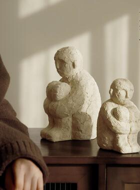 栗石侘寂风艺术抽象做旧抱膝人物小摆件样板房民宿书房酒柜装饰品