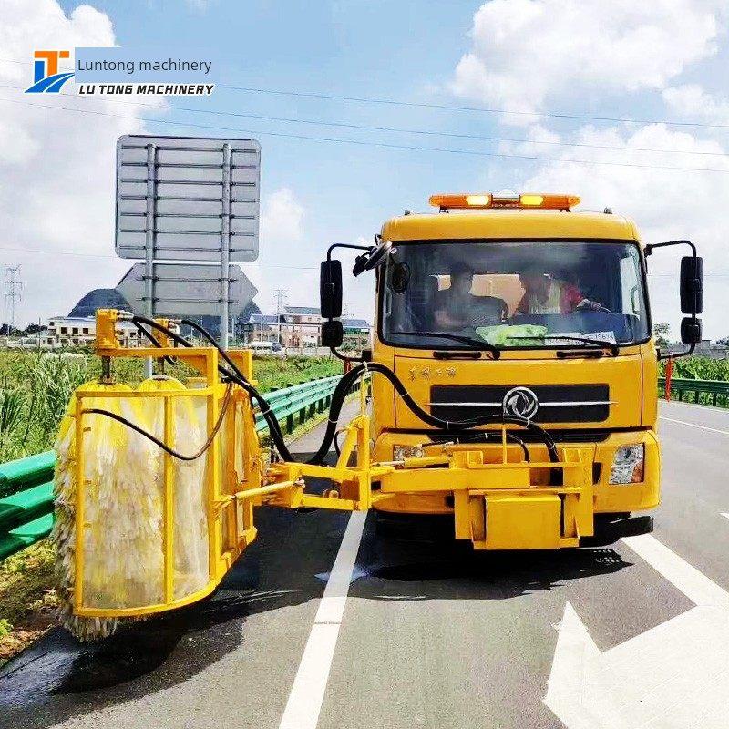 城市道路市政环卫用辊刷洒水车高速道路护栏清洁设备