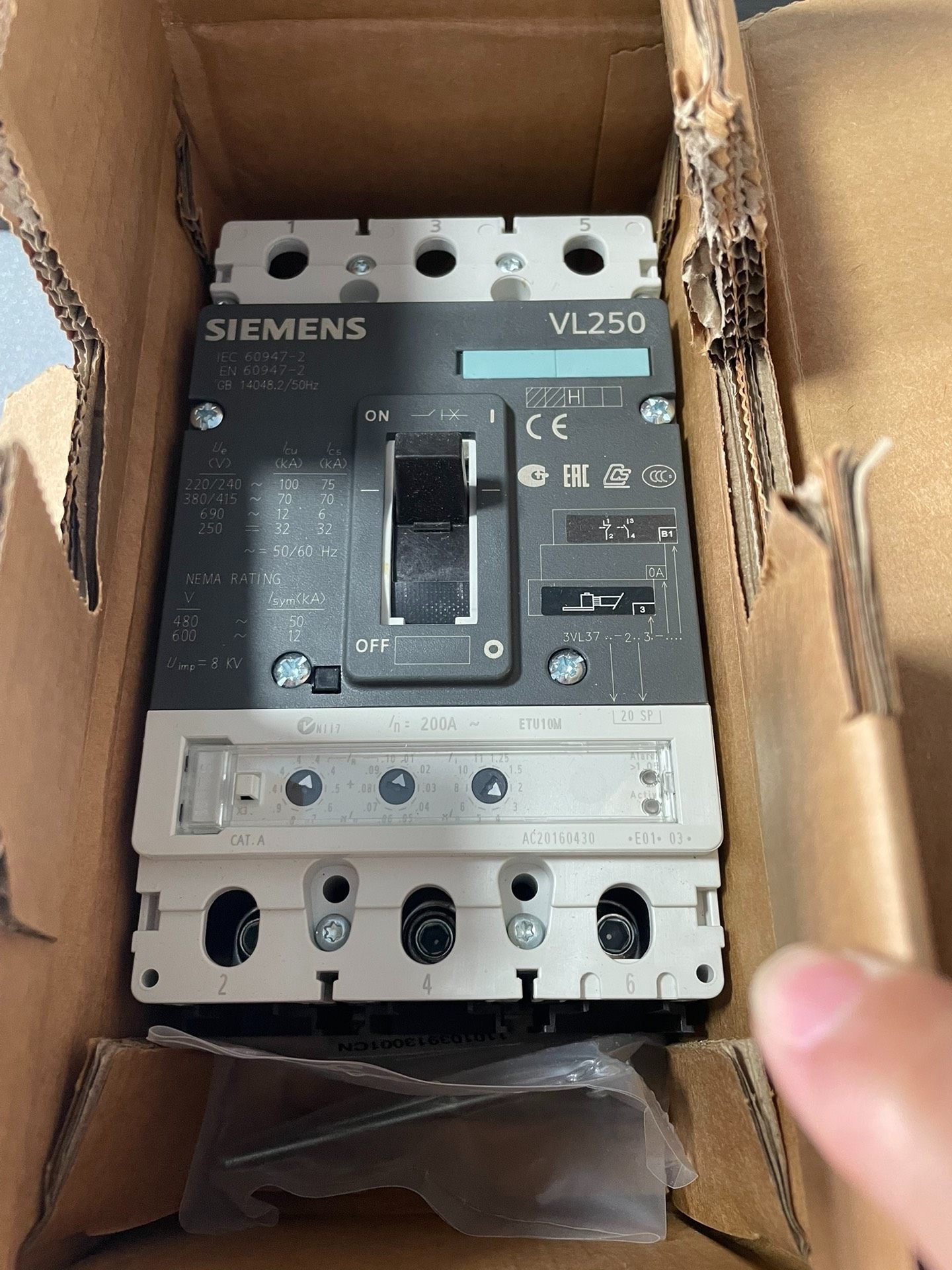 西门子断路器VL250，3P 200A，型号3VL3720-