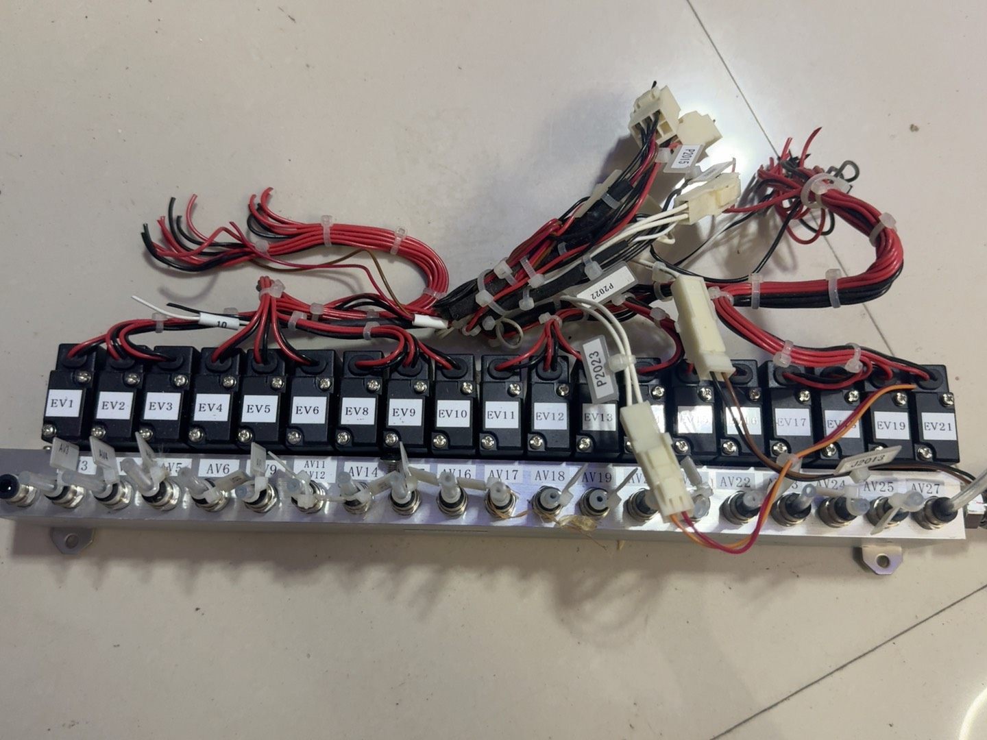 日本小金井YM20A-21W电磁阀，27位，带底座，拆机品，