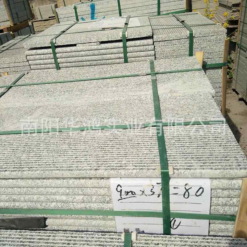 河南芝麻灰拉丝面机刨石小铁灰石材灰色开槽面防滑地铺石厂家