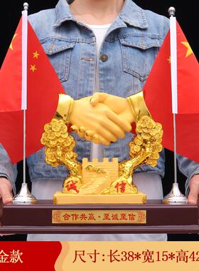 正品合作气共赢摆件诚信握手新公司公桌会室高端大议招财红旗装饰