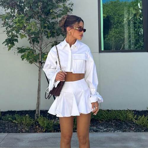 Women's outfit with white collar and flared sleeves, short