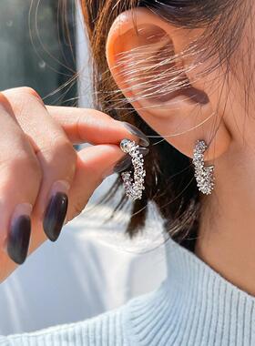 earrings women新款个性字母C耳圈女高级感碎银子波光粼粼耳环