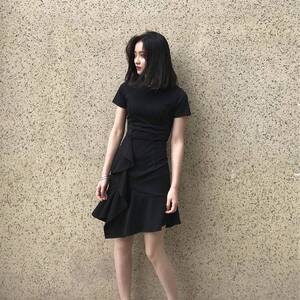 欧洲站2025夏季新款显瘦小黑裙不规则设计感赫本风气质名媛连衣裙