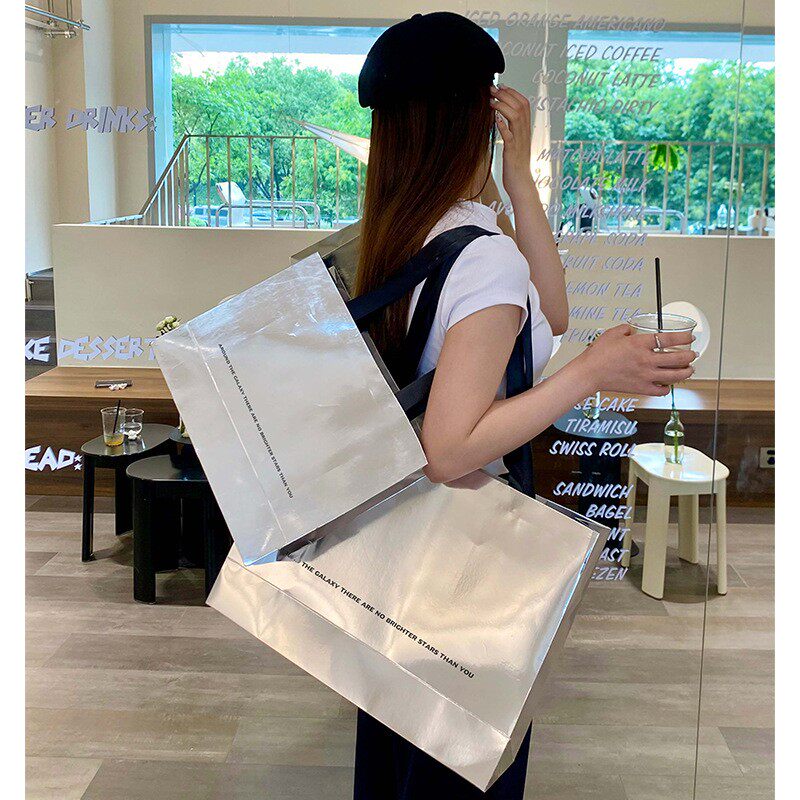 高档服装店银色肩背纸袋现货网红衣服购物打包用袋子礼物包装