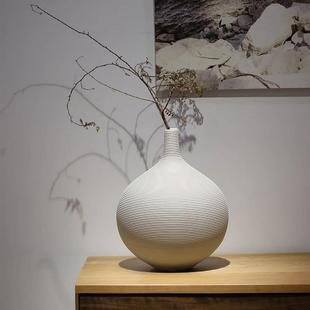 饰品 家居装 细口白色陶瓷小花瓶摆件客厅插花创意干花花器中式 风格