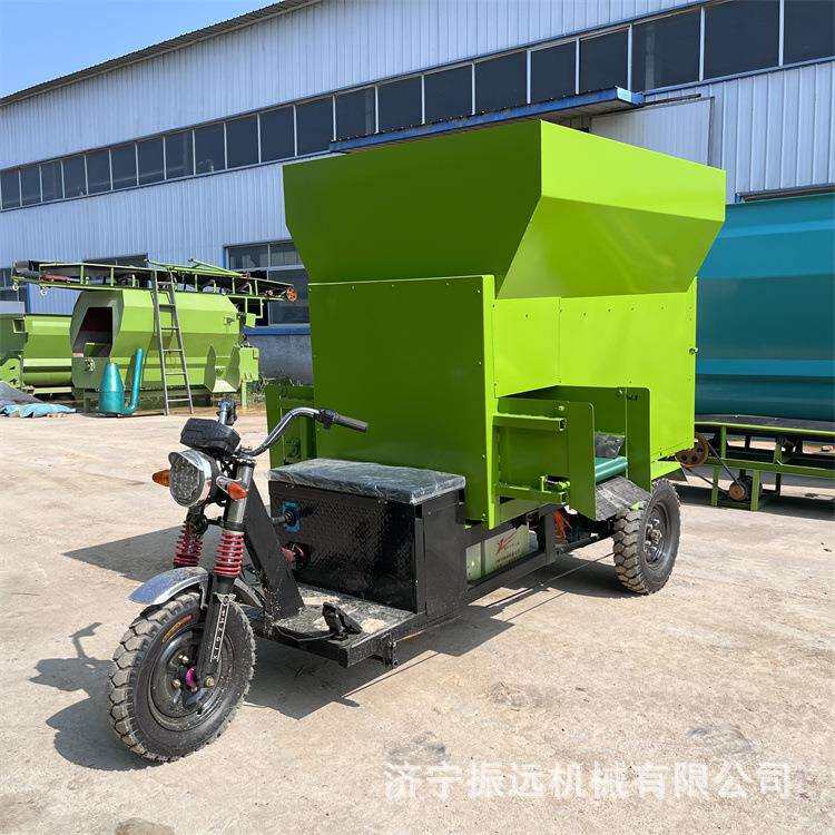 畜牧场灵活电动喂料车秸秆粉碎搅拌撒料机养驴场饲料投草机
