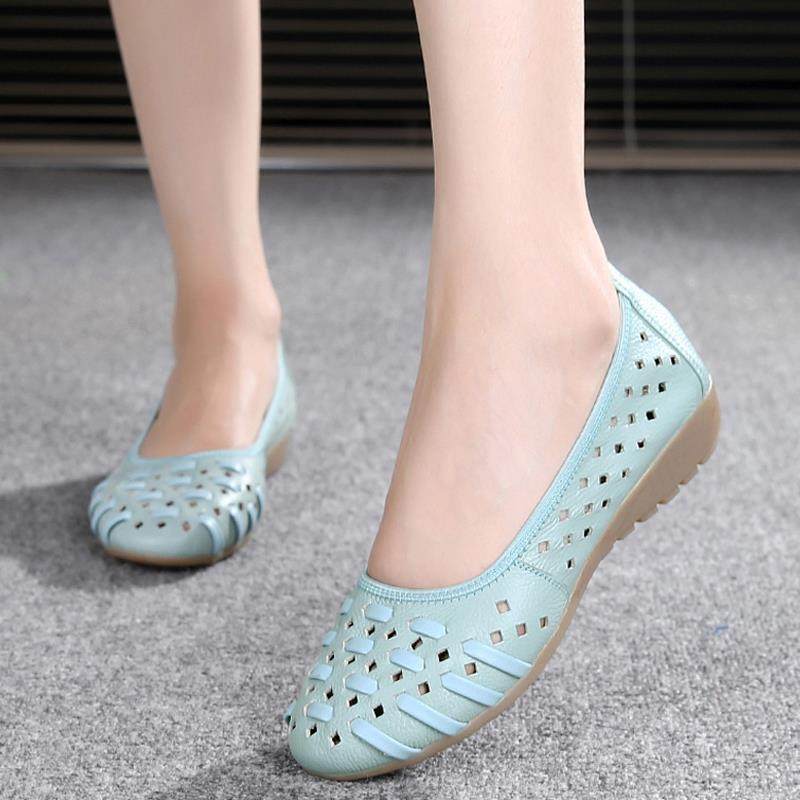 高档夏式季透气妈妈真皮女软底休鞋闲洞洞鞋中老年女凉鞋皮平底镂