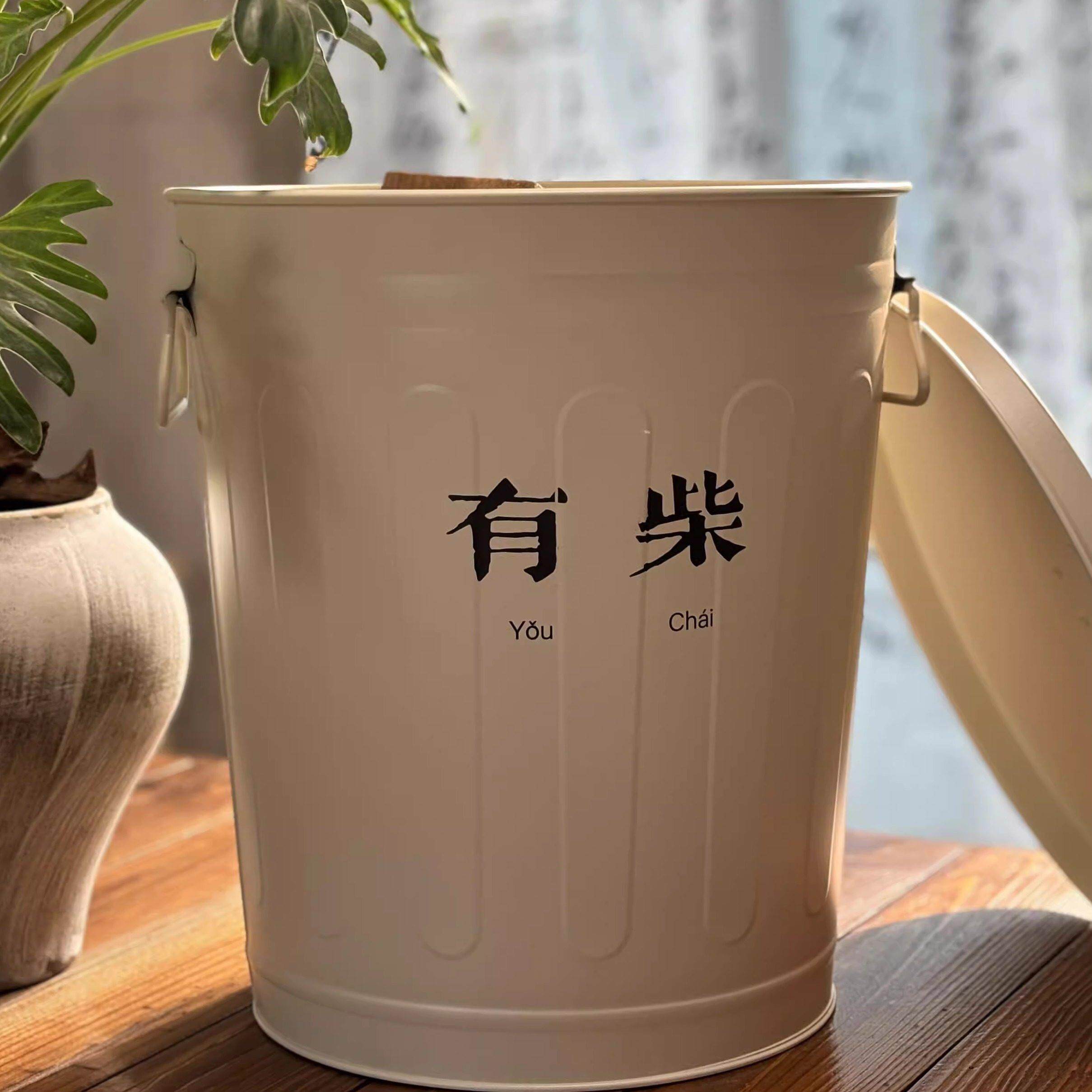 奶白色户外营地圆形分类垃圾桶木头木块柴火收纳桶烤漆有盖铁桶