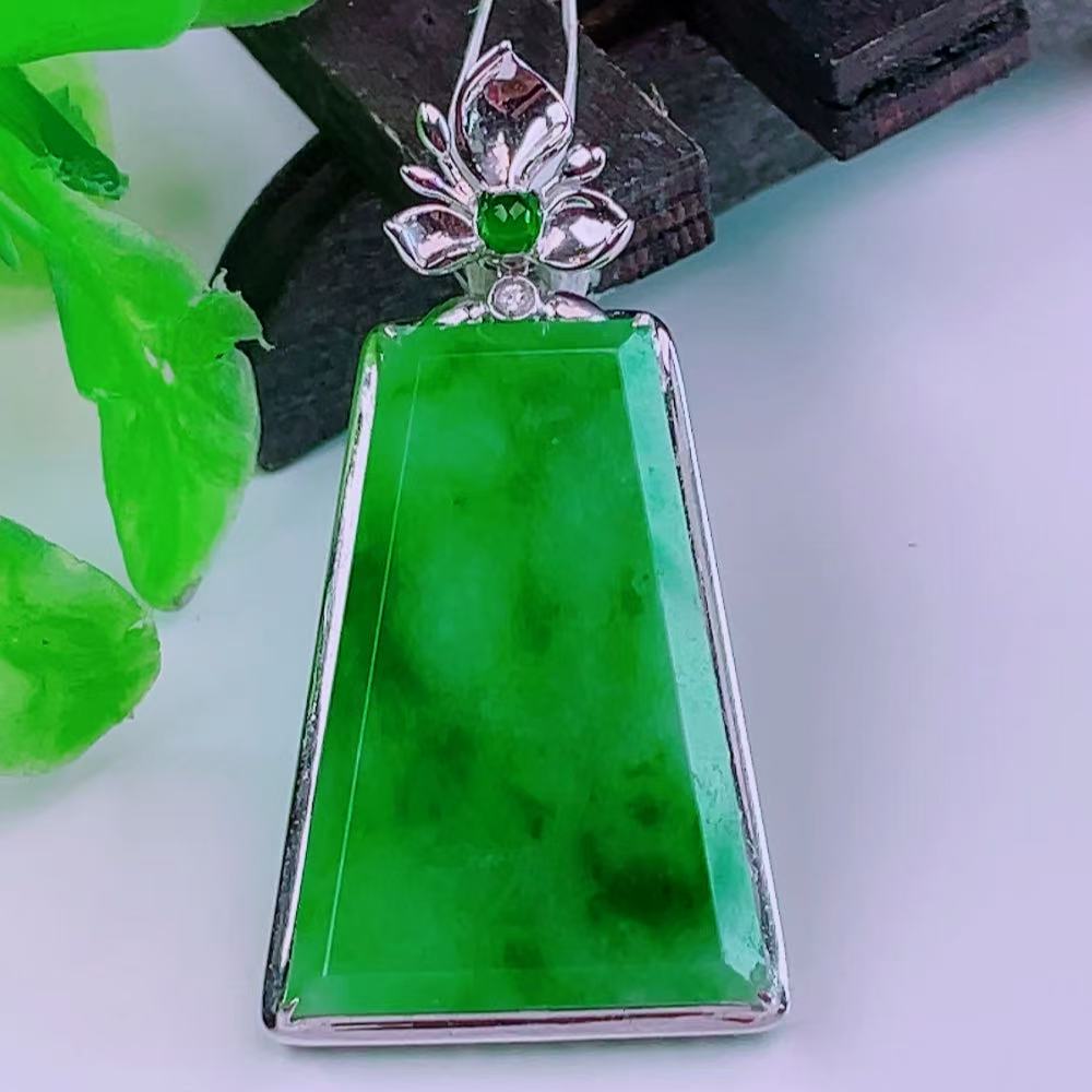 缅甸天然真品翡翠18k白镶嵌冰阳绿飘花高端精品闪拍无事牌玉吊坠