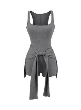 Wearing a waist tied jumpsuit with two jumpsuits, feminine
