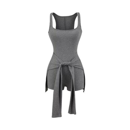 Wearing a waist tied jumpsuit with two jumpsuits, feminine