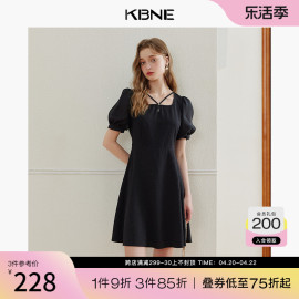 KBNE连衣裙女黑色方领挂脖裙子2024夏季气质收腰流行小黑裙